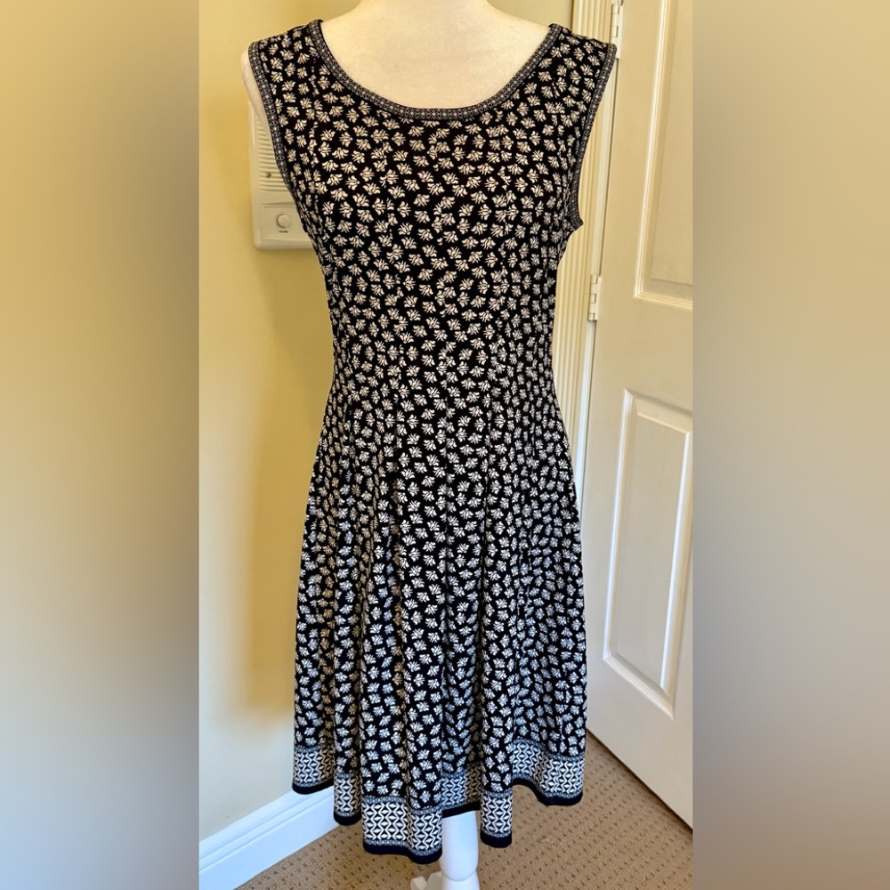 Max Studio- pull on washable dress in black & white Sz  MED